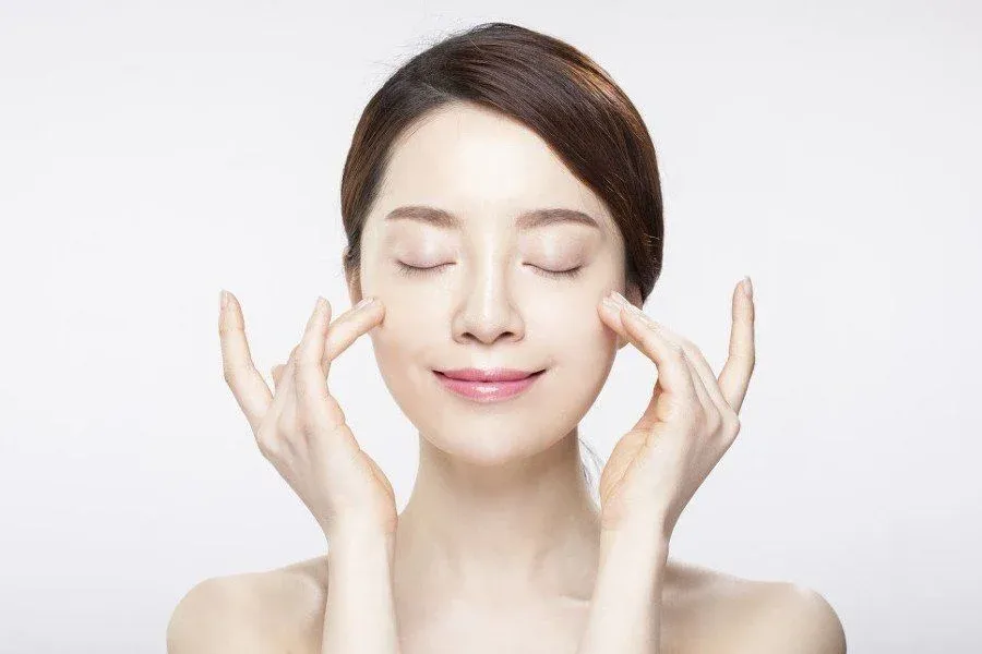 Bước 1: Tẩy trang (Make-up Removal)
